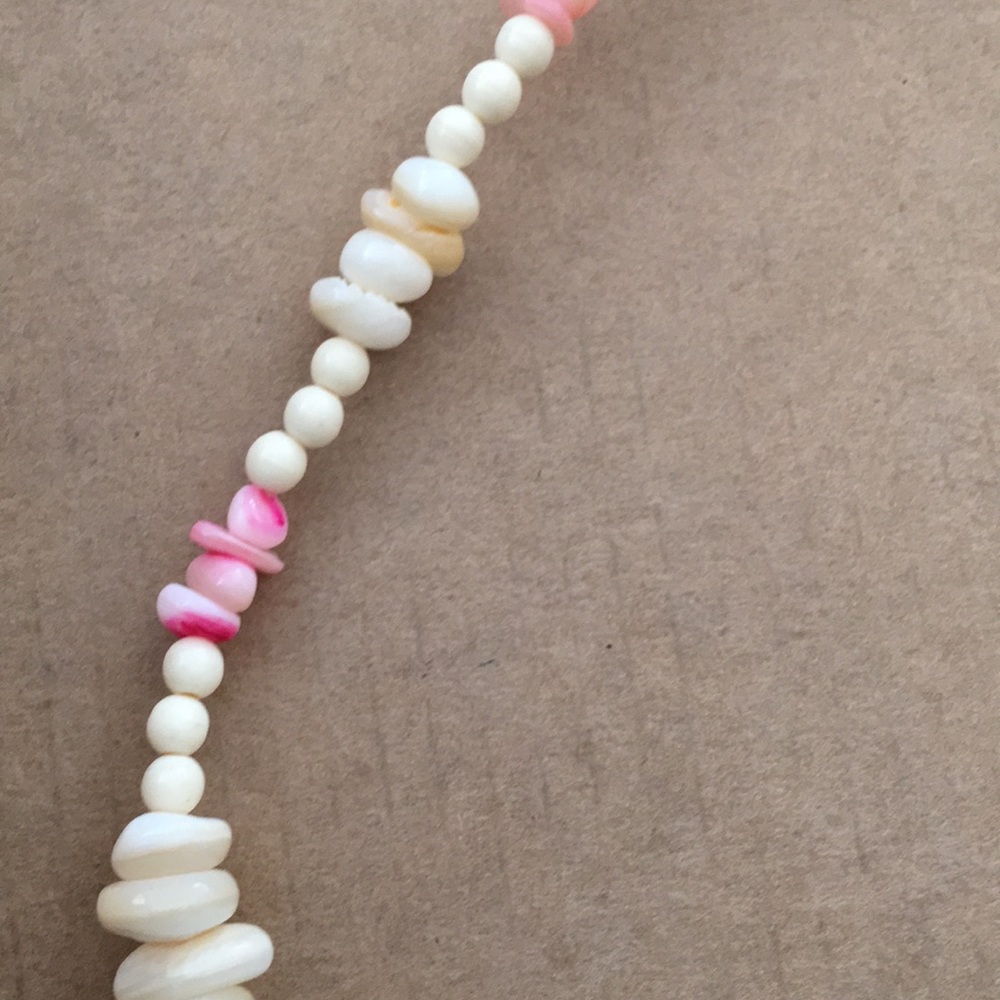 Vintage shell and pebble necklace 23 inches - Picture 3 of 3
